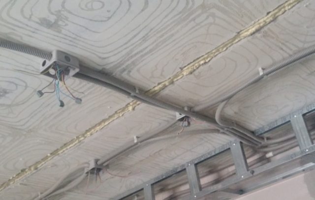 Проводка под натяжным потолком: ремонт, замена, монтаж под светильники