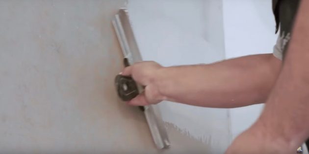 Как выровнять стены шпаклёвкой: начиная от угла и сверху вниз накладывайте, а затем снимайте излишки шпаклёвки шпателем