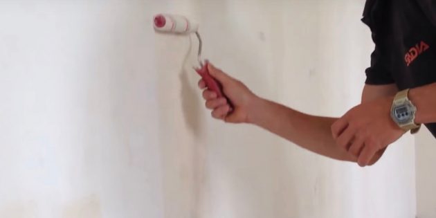 Как выровнять стены шпаклёвкой: снизу вверх нанесите валиком или кистью слой грунтовки
