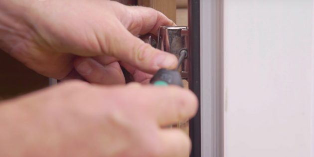 Как отрегулировать пластиковые двери: выкрутите крепёжный винт