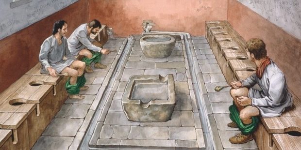 Публичные туалеты древних римлян представляли собой длинную лавку с отверстиями
