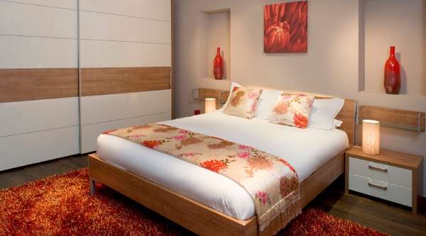 Современный дизайн спальни со шкафом купе - фото интерьера