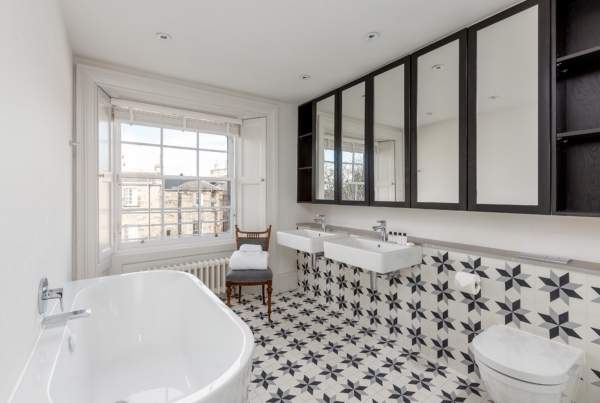 Красивая плитка для ванной комнаты с узором - фото в интерьере