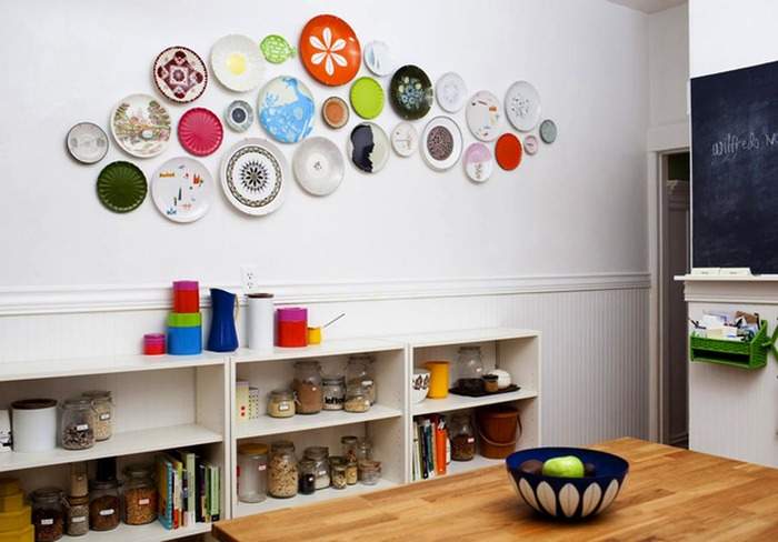 Коллекция тарелок на стене в интерьере кухни 