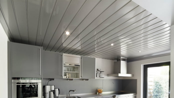 алюминиевые потолочные панели на кухне
