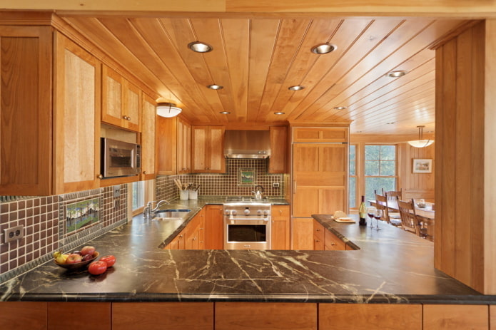 деревянные потолочные панели на кухне