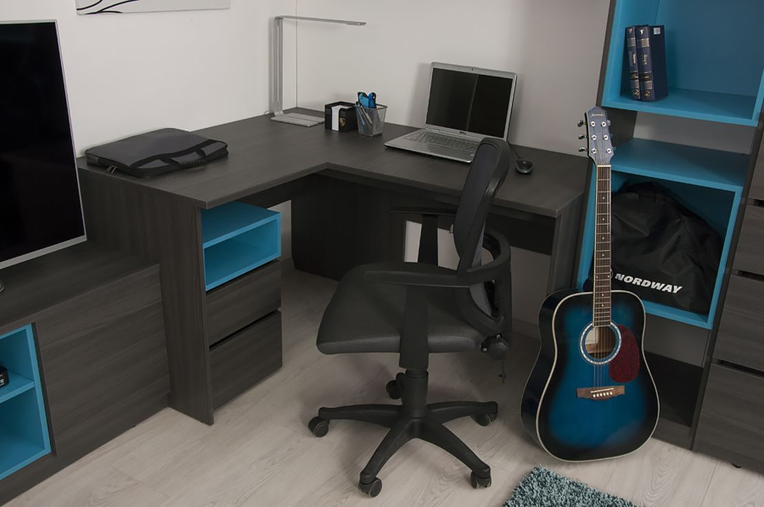 черный угловой компьютерный стол с голубыми вставками