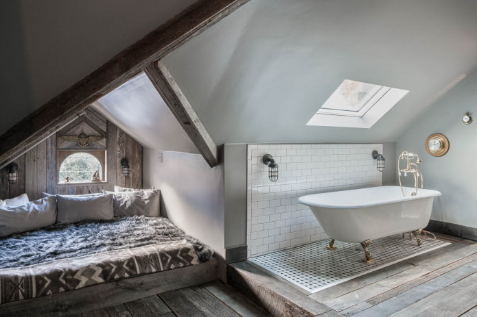 Небольшая спальня с ванной на мансарде