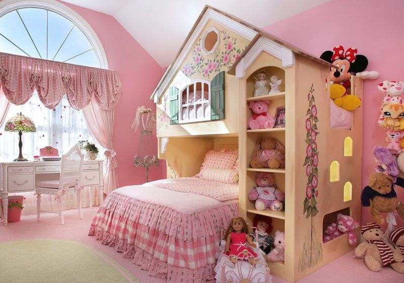 Оформление детской комнаты для девочки в розовых тонах