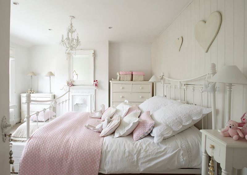 Интерьер белой спальни в стиле шебби-шик
