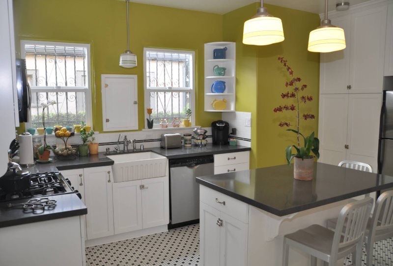 Стена оливкового цвета на кухне площадью 9 квадратных метров