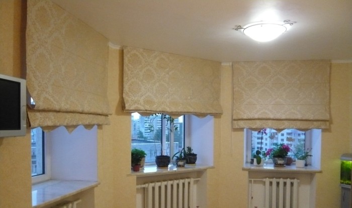 Римские шторы на кухонных окнах.