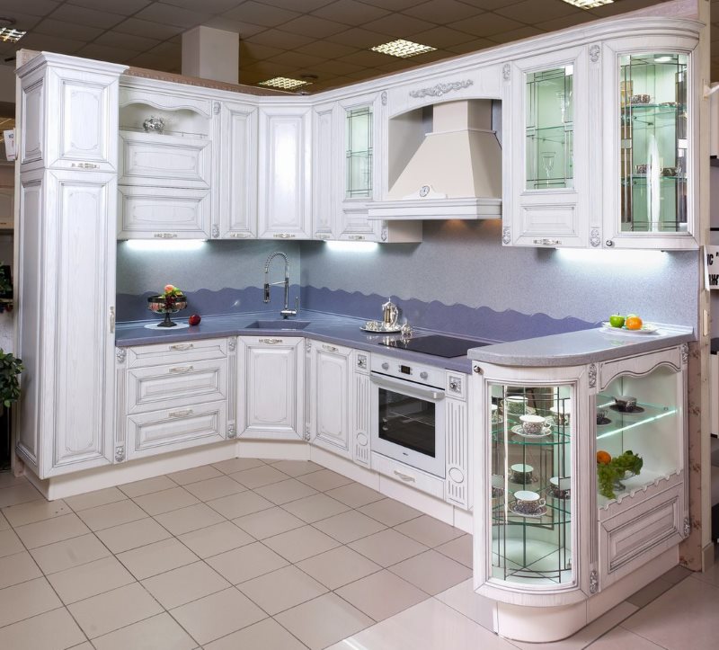 Белая кухня с патинированием в стиле классика
