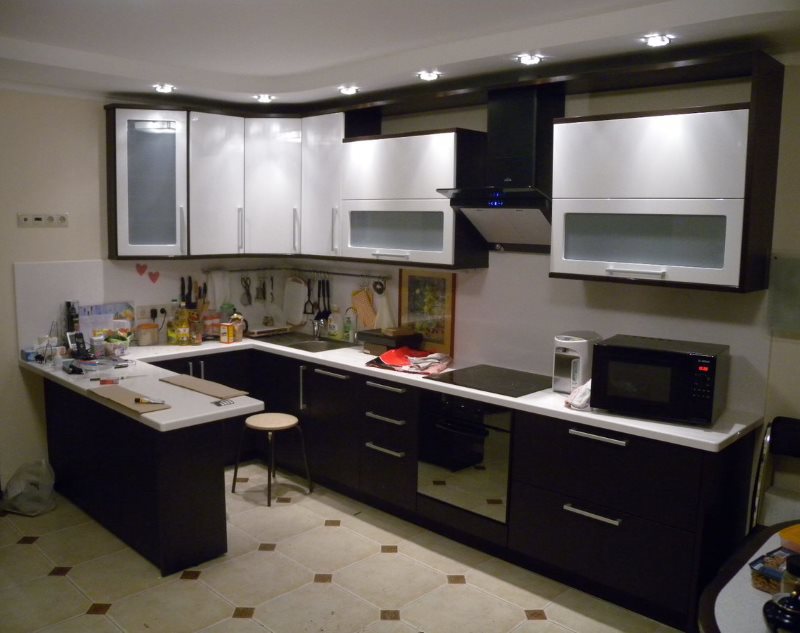 Угловая кухня с полуостровом в современной квартире