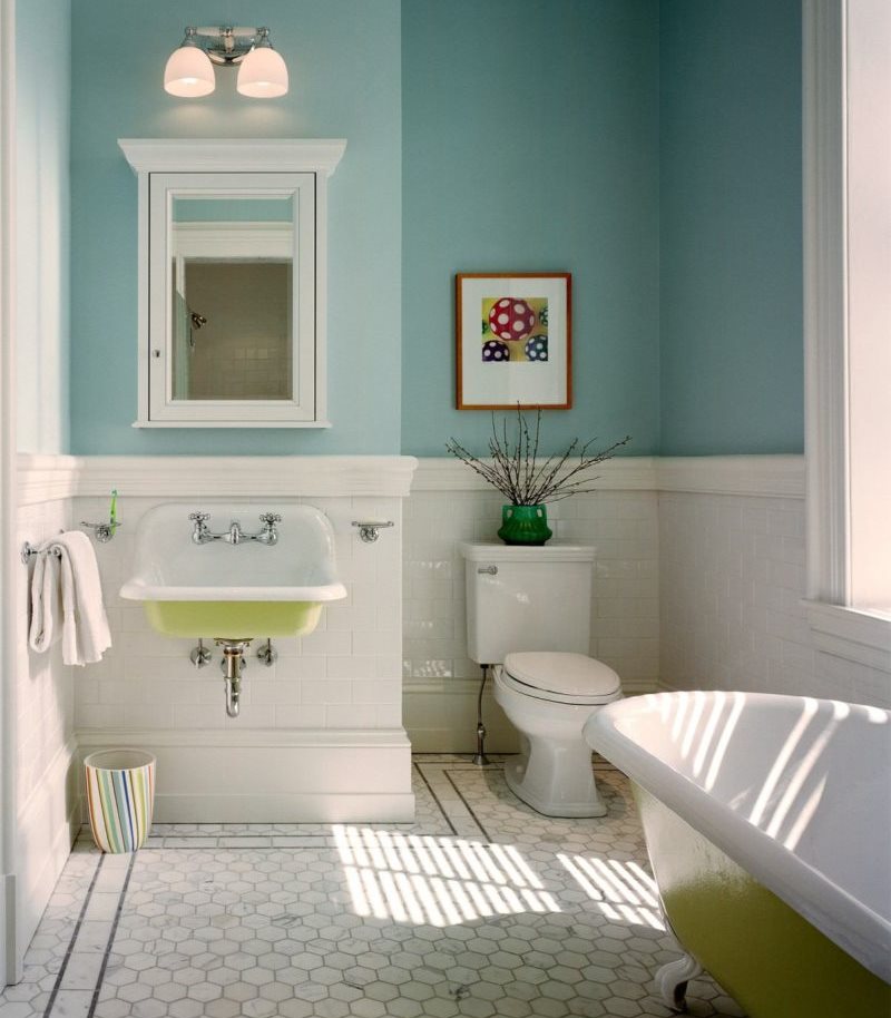 Голубые крашенные стены в ванной комнате