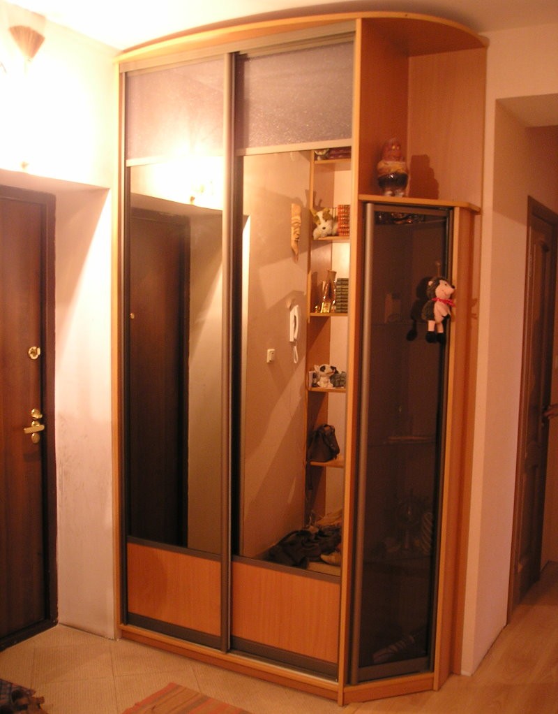 Зеркальный шкаф-купе в прихожей квартиры-брежневке