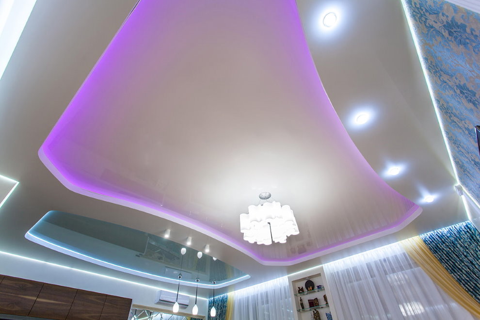 Потолок гостиной с фиолетовой подсветкой