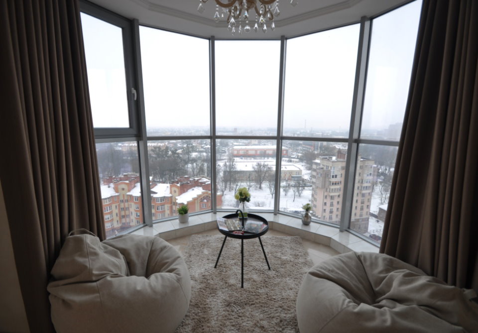Эркер с панорамным окном в квартире девятиэтажного дома
