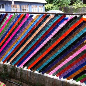 Декор сетки рабицы разноцветными лентами