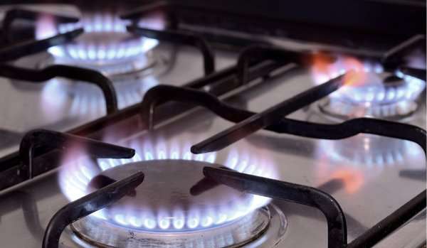 Фото проверки поступления газа в котел с помощью кухонной газовой плиты