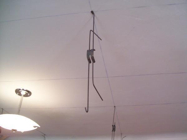 Специальные подвесы для потолков имеют вид металлических прутков, соединенных пружиной