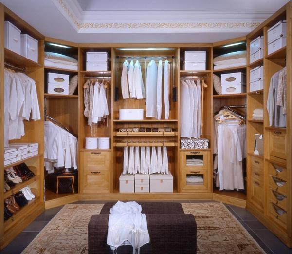 Отдельная гардеробная комната удивляет разнообразием дизайнерских решений и сразу привлекает к себе внимание