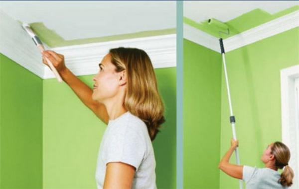Для покраски потолка используют кисть, валик или электрический краснопульт 