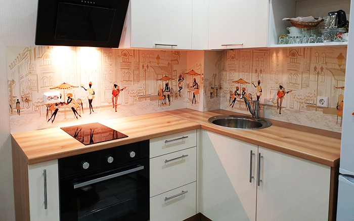 Облицевать панелями на кухне можно рабочую зону любой сложности