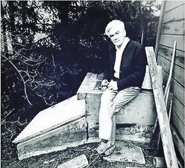 Рикард Линдстрём возле своего компостирующего туалета. Фото сайта clivusmultrum.eu