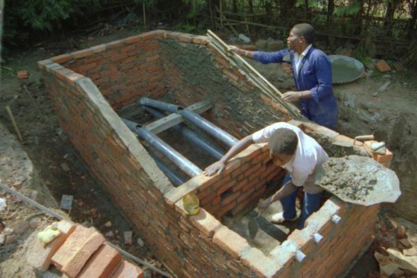 Строительство бункера туалета и устройство каналов воздуховодов. Фото сайта athene.geo.univie.ac.at