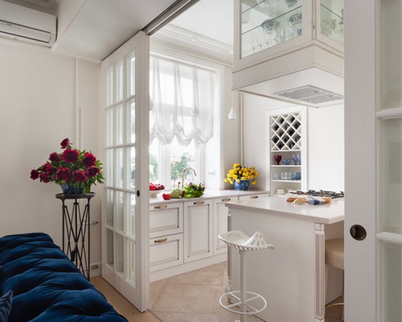 австрийская штора из вуали в маленькой кухне совмещенной с гостиной