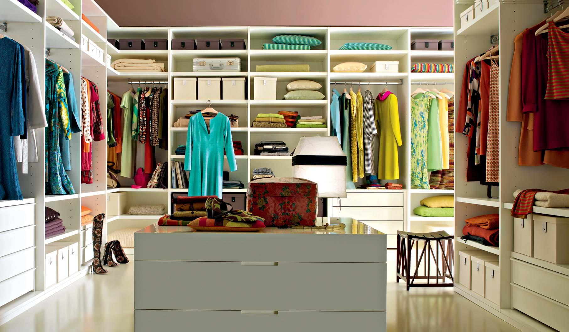 Особое внимание при обустройстве гардеробной комнаты следует уделить выбору осветительных приборов