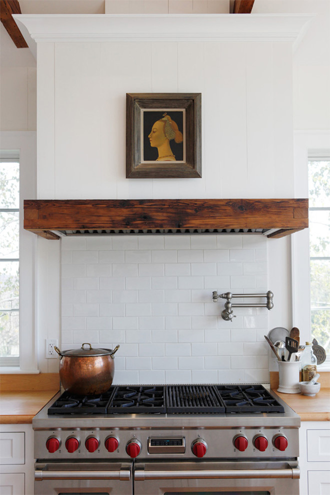 Оригинальный дизайн кухонной вытяжки в интерьере кухни - Фото 2