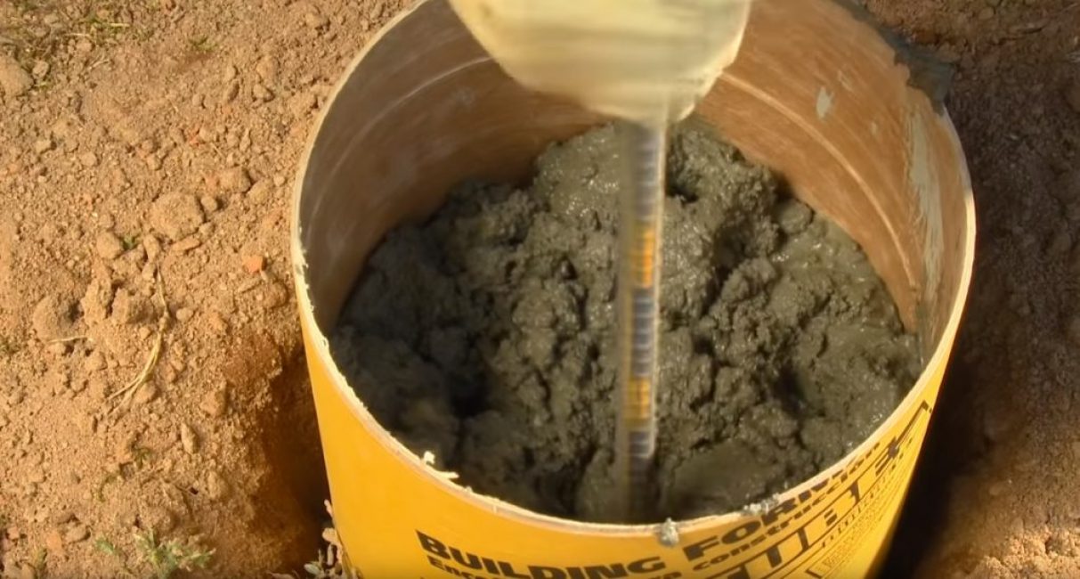 По мере наполнения опалубки бетон периодически утрамбовывают при помощи отрезка арматуры