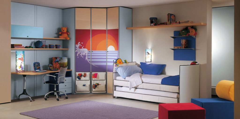 Интерьер комнаты ребенка с угловым шкафом