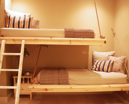 Двухъярусная кровать на подвесных канатах