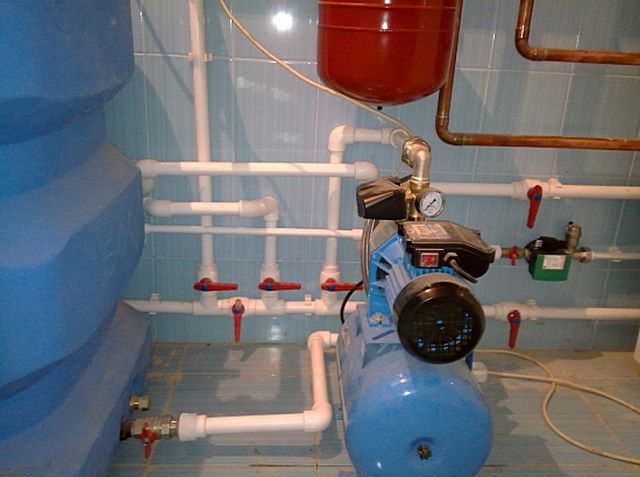 Оптимальное решение - насосная станция забирает воду из объемного безнапорного накопительного резервуара