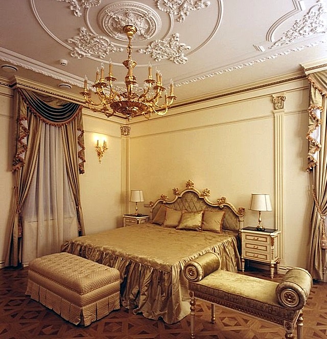  Спальня, выполненная в стиле «ампир»