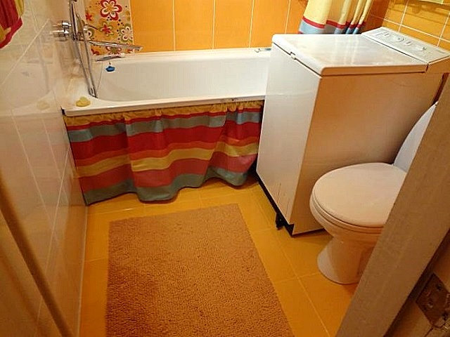 Неплохим и легко реализуемым вариантом является монтаж под ванну влагонепроницаемой шторки. Шторку можно назвать самым доступным, не лишенным преимуществ способом закрыть неприглядный вид пространства.