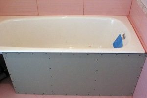 Неплохим и легко реализуемым вариантом является монтаж под ванну влагонепроницаемой шторки. Шторку можно назвать самым доступным, не лишенным преимуществ способом закрыть неприглядный вид пространства.