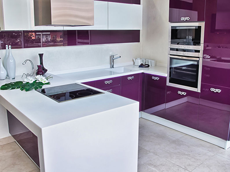 Белый с фиолетовым - Дизайн кухни 9 кв.м.