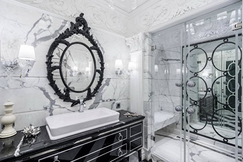 Ванная комната с душевой кабиной в классическом стиле