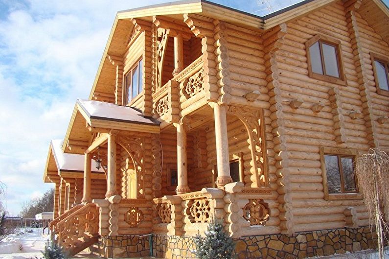 Современные проекты домов из сруба - Дом из оцилиндрованного бревна с декоративной резьбой